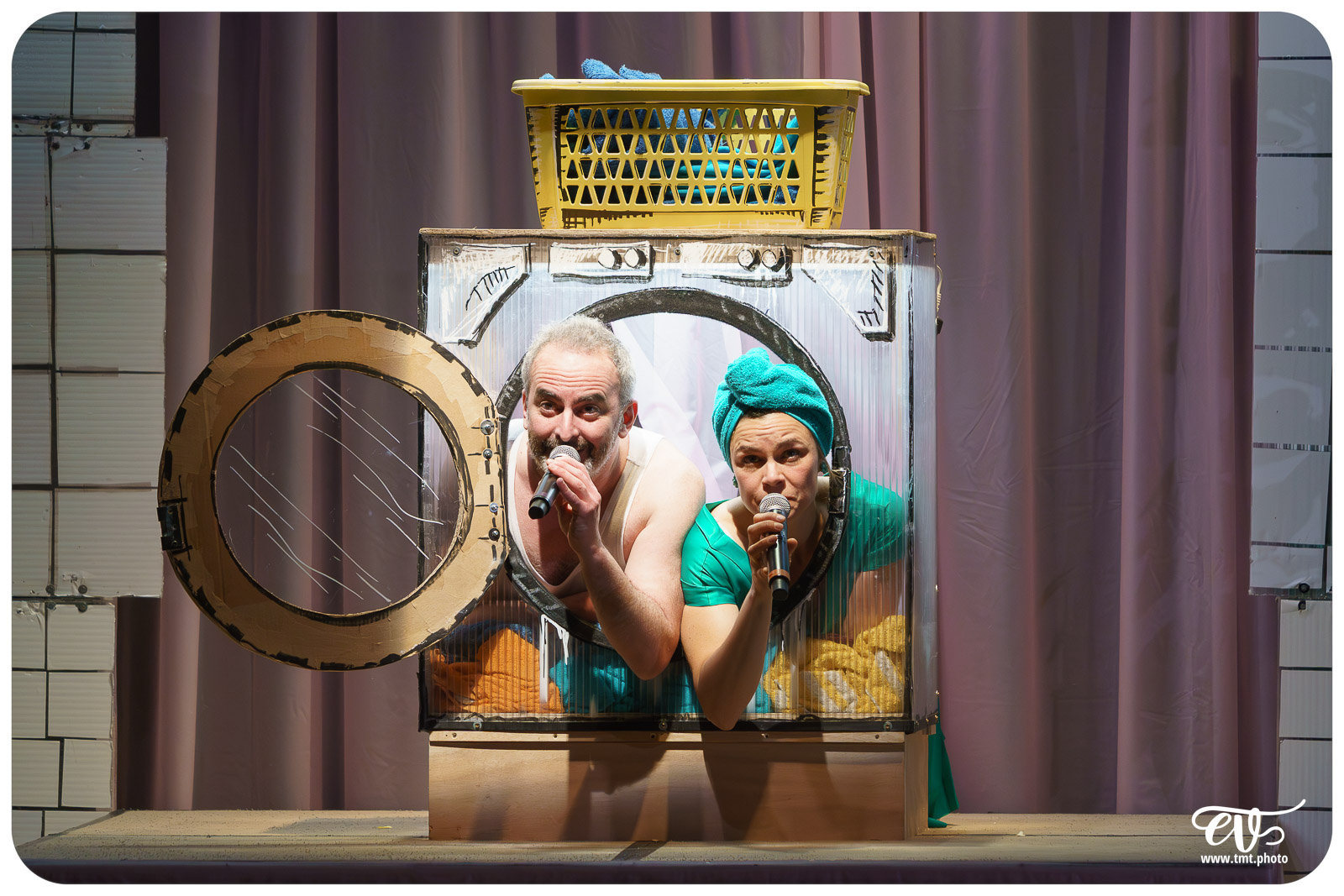 DERRIERE LE HUBLOT... (LES FILLES DE SIMONE)